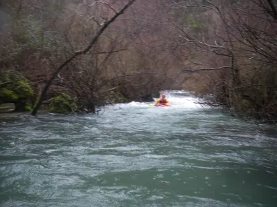 Sortie du rapide le plus difficile de la descente (classe 3+), situé juste en aval de la Cascade de Vis et qui en a déjà surpris plus d'un. A priori, il aurait changé récemment et il serait devenu beaucoup plus simple. Le seuil aurait disparu pour laisser place à un joli train de vagues évident.